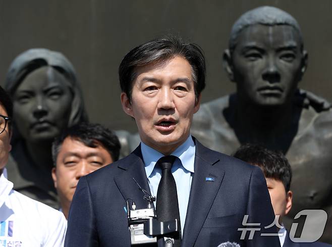 조국 조국혁신당 대표가 지난 8일 경남 창원 마산회원구 국립3·15민주묘지를 참배한 후 취재진 질문에 답하고 있다. 2026.4.8 ⓒ 뉴스1 윤일지 기자