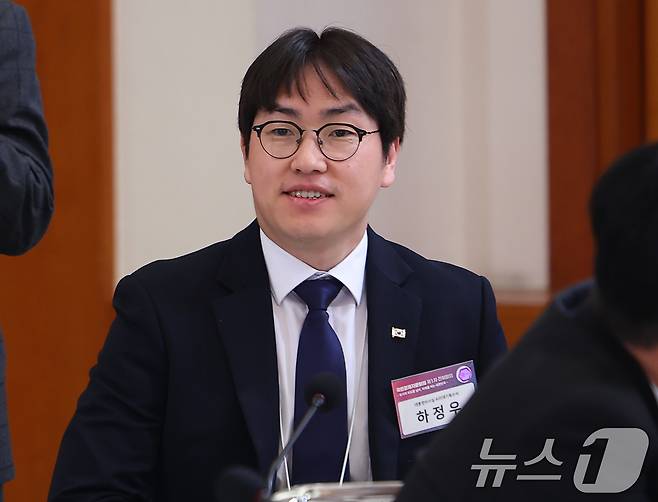 하정우 AI미래기획수석이 지난 9일 청와대에서 열린 국민경제자문회의 제1차 전체 회의에 참석해 있다. (청와대통신사진기자단) 2026.4.9 ⓒ 뉴스1 이재명 기자