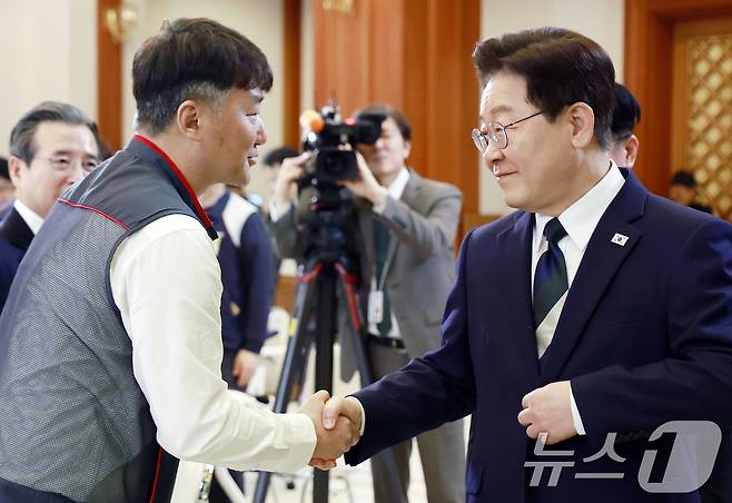 이재명 대통령과 양경수 민주노총 위원장이 10일 청와대에서 열린 전국민주노동조합총연맹 초청 간담회에서 악수하고 있다. 2026.4.10 ⓒ 뉴스1 이재명 기자