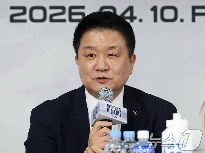 정관장 유도훈 감독이 10일 서울 강남구 KBL센터에서 열린 '2025-2026 LG전자 프로농구 플레이오프 미디어데이'에서 포부를 밝히고 있다. 2026.4.10 ⓒ 뉴스1 황기선 기자
