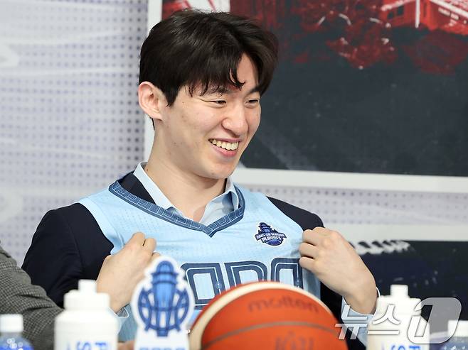 소노 이정현이 10일 서울 강남구 KBL센터에서 열린 '2025-2026 LG전자 프로농구 플레이오프 미디어데이'에서 유니폼을 입고 있다. 2026.4.10 ⓒ 뉴스1 황기선 기자