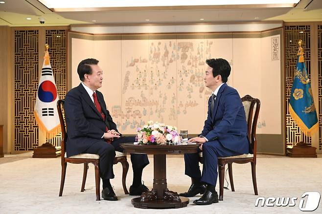 박장범 KBS 사장이 앵커 시절 윤석열 당시 대통령과 신년 대담을 진행하고 있다. (대통령실 제공) 2024.2.7