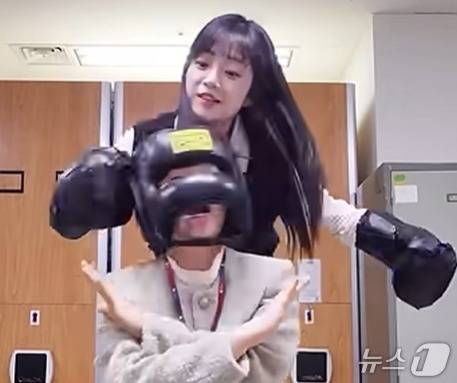 강원 원주시 공식 유튜브 채널에 게시된 쇼츠 영상인 '공무원 호신술 4가지' 중 한 장면. (원주시 제공. 재판매 및 DB금지) 2026.4.10/뉴스1