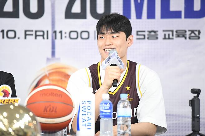 LG 유기상이 10일 KBL센터에서 열린 2025~2026 LG전자 프로농구 플레이오프 미디어데이에서 발언하고 있다. 사진 | KBL