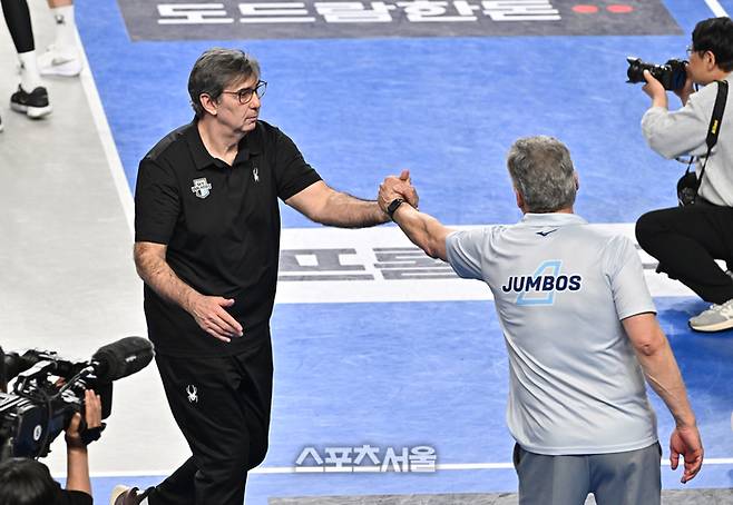 현대캐피탈 필립 블랑(왼쪽)이 8일 천안 유관순체육관에서 열린 2025-2026 V리그 남자부 대한항공과의 챔피언결정전 4차전에서 세트 스코어 3-0으로 승리하며 2승 2패 동률을 만든 뒤 대한항공 헤난 감독가 인사를 나누고 있다. 2026. 4. 8. 천안 | 박진업 기자 upandup@sportsseoul.com