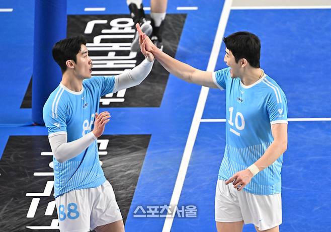 대한항공 임재영(왼쪽)이 8일 천안 유관순체육관에서 열린 2025-2026 V리그 남자부 현대캐피탈과의 챔피언결정전 4차전에서 득점을 한 뒤 정지석과 하이파이브를 하고 있다. 2026. 4. 8. 천안 | 박진업 기자 upandup@sportsseoul.com 천안 | 박진업 기자 upandup@sportsseoul.com