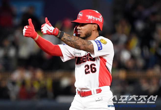 경기 초반 두 타석 모두 적시타 4타점을 몰아친 카스트로가 엄지를 치켜세웠다.