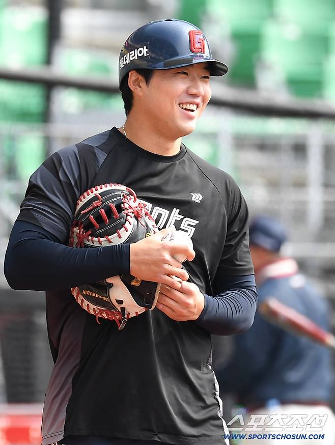 24일 인천 SSG랜더스필드에서 열린 KBO리그 시범경기 롯데와 SSG의 경기. 밝은 표정으로 훈련 나서는 롯데 손성빈 포수. 인천=송정헌 기자songs@sportschosun.com/