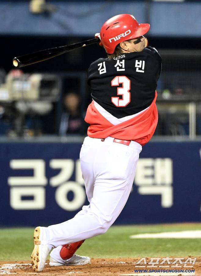 2일 잠실야구장에서 열린 KIA와 LG의 경기. 4회초 KIA 김선빈이 2루타를 치고 있다. 잠실=허상욱 기자wook@sportschosun.com/2026.04.02/