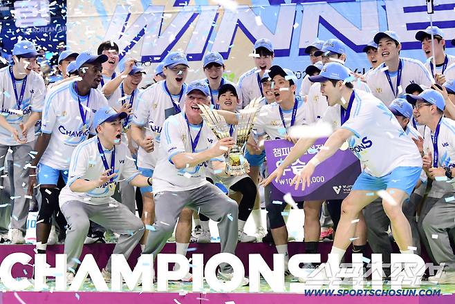 10일 인천 계양체육관에서 열린 배구 V리그 남자부 챔피언결정전 5차전. 대한항공이 현대캐피탈에 승리하며 통합우승을 달성했다. 우승트로피와 함께 우승의 기쁨을 나누고 있는 대한항공 선수들. 인천=송정헌 기자songs@sportschosun.com/2026.04.10/