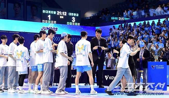 10일 인천 계양체육관에서 열린 배구 V리그 남자부 챔피언결정전 5차전. 대한항공이 현대캐피탈에 승리하며 통합우승을 달성했다. 대한항공 선수들에게 우승 메달 전달하는 조원태 KOVO총재. 인천=송정헌 기자songs@sportschosun.com/2026.04.10/