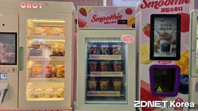 CU 성수디저트파크점 음료존에 마련된 과일 스무디 기계와 과일 자판기.