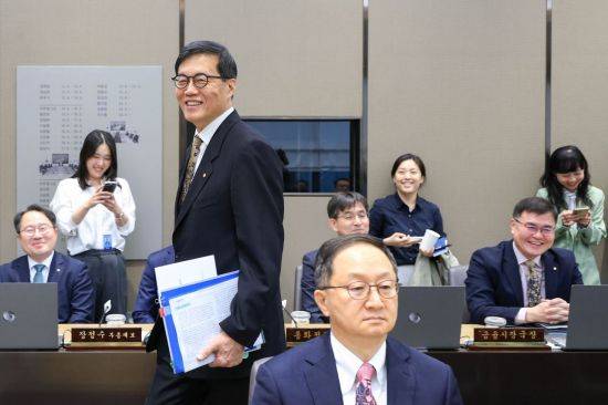 이창용 한국은행 총재가 10일 서울 중구 한국은행 본관에서 열린 금융통화위원회 본회의에 참석하며 환하게 웃고 있다. 2026.4.10 강진형 기자
