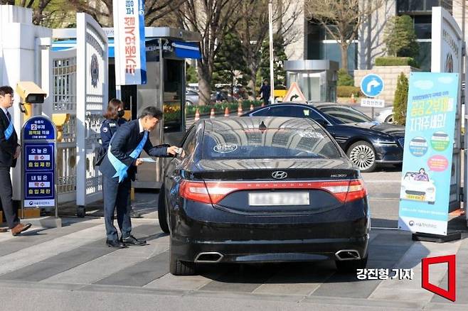중동전쟁 장기화에 따라 공공기관 차량 5부제가 홀짝제인 '2부제'로 강화된 8일 서울 종로구 정부서울청사 앞에서 직원들이 운전자들에게 2부제 시행 안내를 하고 있다. 2026.4.8 강진형 기자