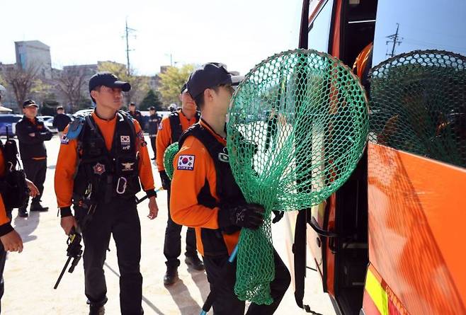 소방과 경찰 등 수색 당국은 열화상 드론과 인력을 동원해 보문산 일대를 중심으로 구역별 집중 수색을 진행하고 있다. 연합뉴스