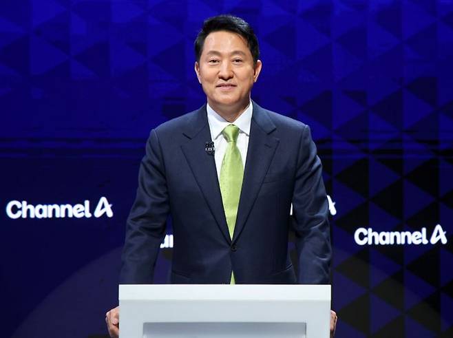 국민의힘 서울시장 경선 후보인 오세훈 서울시장이 10일 서울 종로구 채널A 스튜디오에서 열린 국민의힘 서울시장 후보 제2차 TV 토론회에 참석해 있다. 연합뉴스