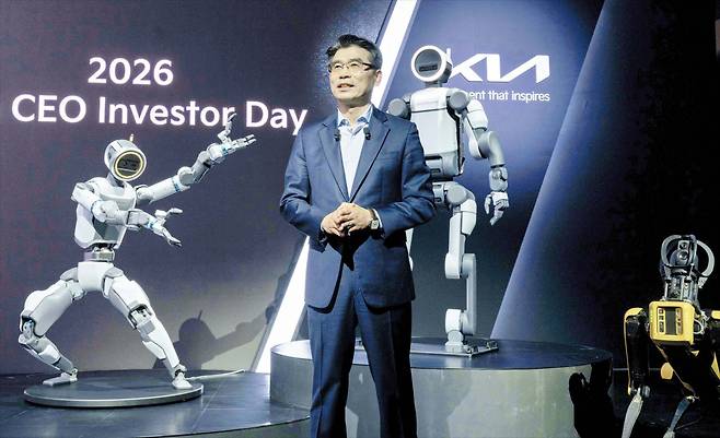 9일 서울 중구 신라호텔에서 열린 ‘기아 2026 CEO 인베스터 데이’에서 송호성 기아 사장이 보스턴다이내믹스의 휴머노이드 로봇 ‘아틀라스’와 로봇개 ‘스팟’ 앞에서 중장기 사업 전략을 발표하고 있다. /현대차그룹