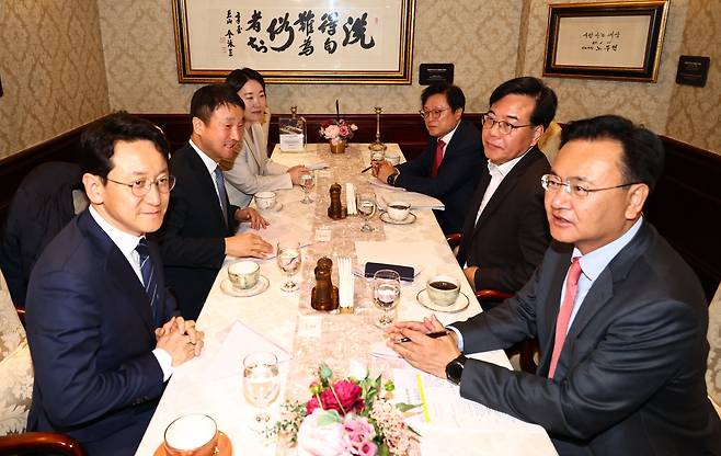 한병도 더불어민주당 원내대표와 송언석 국민의힘 원내대표가 10일 오전 서울 여의도 켄싱턴 호텔에서 추가경정예산안 관련 논의를 위한 조찬 회동에 참석해 있다. 왼쪽부터 반시계 방향으로 천준호 더불어민주당 원내운영수석부대표, 한 원내대표, 이소영 예산결산특별위원회 여당 간사, 박형수 야당 간사, 송 원내대표, 유상범 국민의힘 원내운영수석부대표. /뉴시스