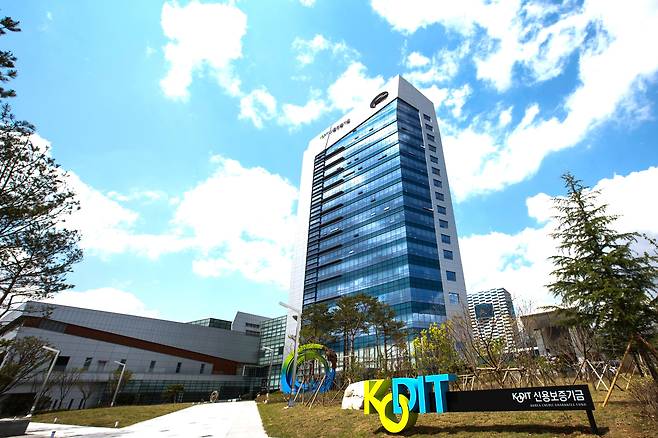 신용보증기금은 국민 세금을 재원으로 삼아 재원의 10배 정도 규모의 대출 보증을 중소기업이나 자영업자에게 제공하고 있다. 사진은 대구광역시에 위치한 신용보증기금 본사./신용보증기금