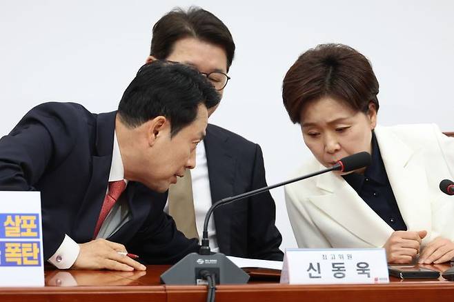 국민의힘 장동혁 대표와 양향자 최고위원이 9일 서울 여의도 국회에서 열린 최고위원회의에서 대화하고 있다. ⓒ 뉴시스