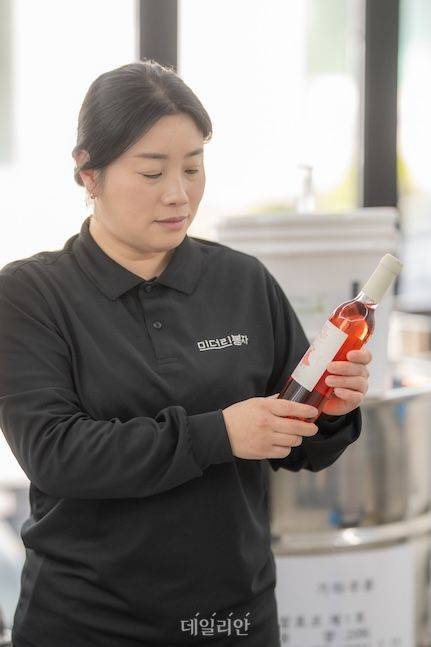 권순연 미더리봉자 대표가 제품의 상태를 확인하고 있다. ⓒ데일리안 배군득 기자