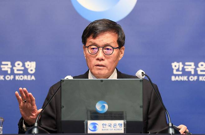 이창용 한국은행 총재가 10일 서울 중구 한국은행에서 열린 통화정책방향 기자간담회에서 취재진 질문에 답하고 있다. 2026.4.10/뉴스1