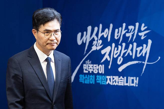 이원택 더불어민주당 전북특별자치도지사 예비후보가 지난 7일 서울 여의도 중앙당사에서 열린 본경선 합동연설회에서 기념 촬영 후 자리로 이동하고 있다. 2026.4.7 ⓒ 뉴스1