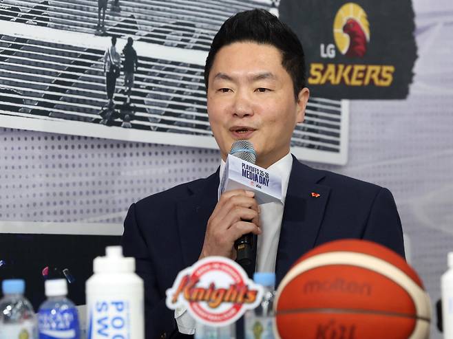 SK 전희철 감독이 10일 서울 강남구 KBL센터에서 열린 ‘2025-2026 LG전자 프로농구 플레이오프 미디어데이’에서 포부를 밝히고 있다. 2026.4.10 ⓒ 뉴스1