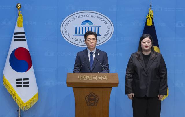 정원오 더불어민주당 서울시장 후보가 10일 국회 소통관에서 기자 회견을 하고 있다. 연합뉴스.