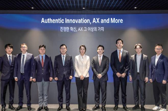 더존비즈온 공동대표가 된 지용구(왼쪽 세 번째) 사장과 이강수(왼쪽 네 번째) 부회장이 3월 27일 ‘2026년 비전 선포식’ 후 기념 촬영을 했다. /사진 더존비즈온