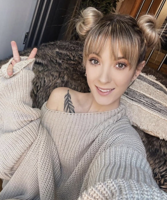 남성들의 몸매를 평가해주며 한 달에 1000만원이 넘는 수익을 올리는 여성 모델이 화제다. 사진=더선