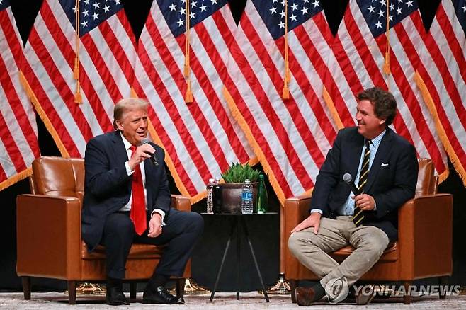 미국의 우파 논객 터커 칼슨(오른쪽)이 지난 2024년 10월 31일 미국 애리조나주 글렌데일에서 당시 미국 공화당 대선 후보였던 도널드 트럼프 대통령과 인터뷰하고 있다.AFP연합뉴스