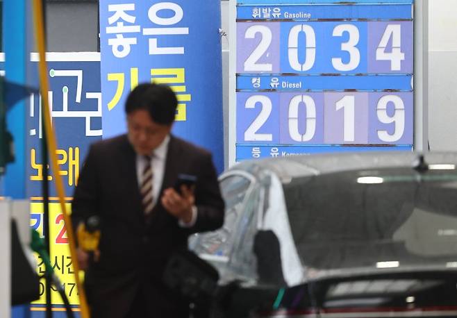 지난 9일 서울 시내 한 주유소에 유가 정보가 게시돼 있다. 뉴시스 제공
