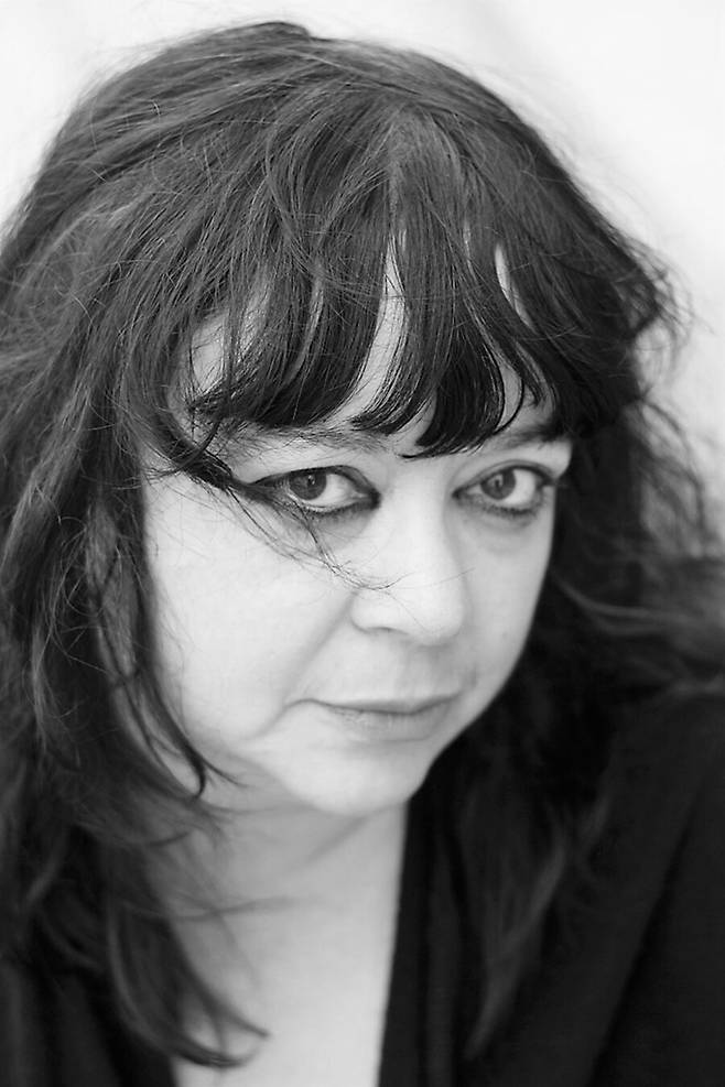 2022년 퓰리처상 수상 시집을 국내 소개한 미국 시인 다이앤 수스(70). 현대 서구 시인의 동시대 시집을 한국어로 만나기가 흔치는 않다. 다이앤 수스의 시집을 계기로, 올해 탄생 100주년이자 떠난 지 60주년이 되는 미국 시인 프랭크 오하라(1926~1966)도 새삼 만나게 한다. ©Gabrielle Montesanti, 김영사 제공