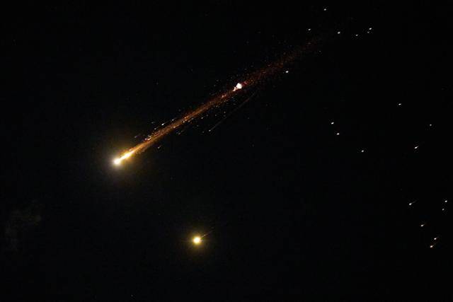 8일 이스라엘 북부 상공에서 이란의 집속탄 미사일이 폭발하고 있다. 이스라엘=AP 뉴시스