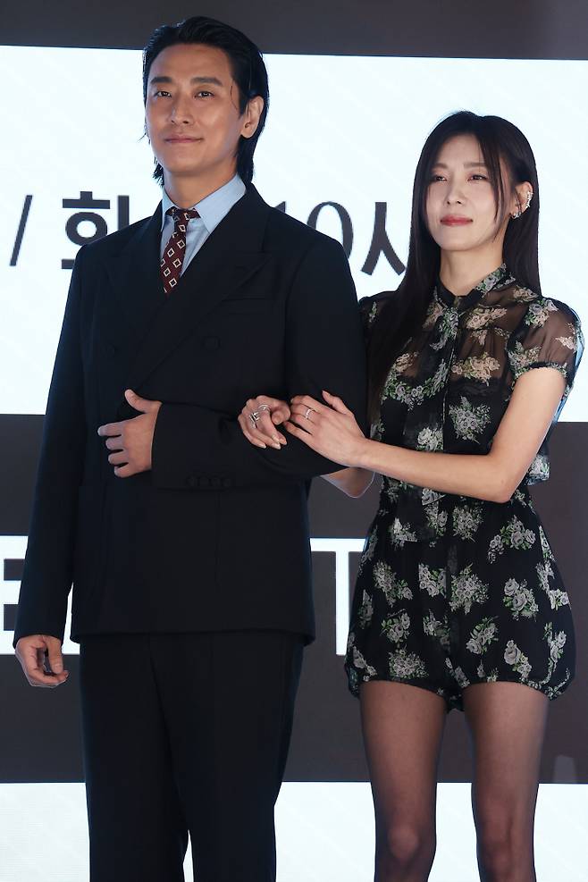 <yonhap photo-4419=""> 다정한 주지훈-하지원 (서울=연합뉴스)</yonhap>