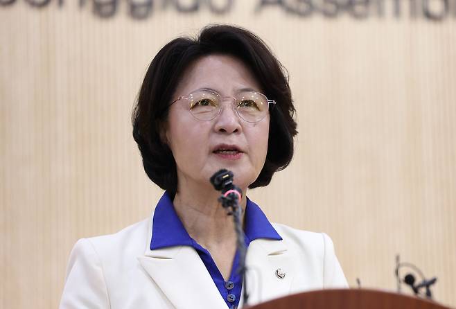 추미애 더불어민주당 경기도지사 후보가 8일 경기 수원시 영통구 경기도의회 브리핑룸에서 도지사 후보 확정 관련 기자회견을 하고 있다. 뉴스1