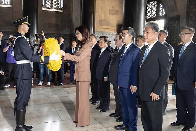 정리원(가운데) 국민당 주석이 8일(현지시간) 중국 난징시 쑨원(孫文, 1866~2025)의 묘소인 중산릉에 헌화하고 있다. AP=연합뉴스