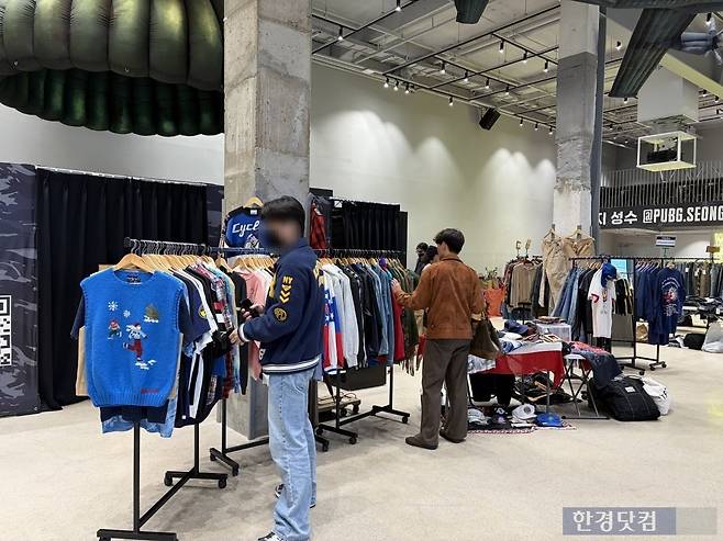 10일 서울 성동구 펍지 성수에서 열린 구미래 빈티지 플리마켓 / 사진=이수 기자