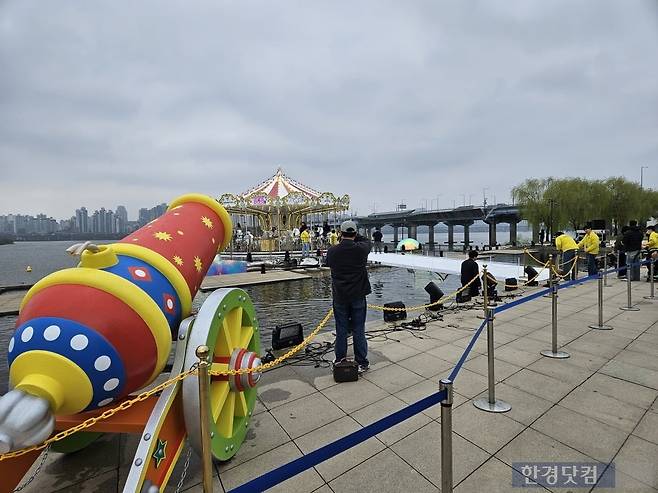 10일 오후 2시경 서울 영등포구 여의도한강공원에서 열린 '서울 스프링페스티벌'의 체험형 콘텐츠인 한강 회전목마를 시민들이 타고 있다. 30분이 지나자 대기줄이 사라졌다. /사진=박수빈 기자