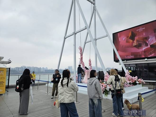 10일 오후 2시경 서울 영등포구 여의도한강공원에서 열린 '서울 스프링페스티벌'의 체험형 콘텐츠인 한강 그네를 시민들이 타고 있다. /사진=박수빈 기자