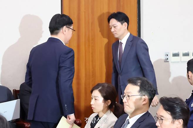 국회에서 지난해 10월14일 열린 법무부 등에 대한 법제사법위원회 국정감사에서 이화영 전 경기도 평화부지사(오른쪽)와 수사를 담당했던 박상용 법무연수원 교수가 서로 지나치고 있다. 한수빈 기자