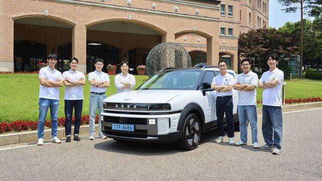 현대자동차 수소승용차 넥쏘 개발팀 연구원들이 자신들이 만든 2세대 넥쏘 옆에서 포즈를 취하고 있다. 수소차 시대에 대한 업계 전망이분분한 상황 속에서 이들은 수소차가 언젠가 반드시 도래할 미래라는 믿음으로 연구·개발에 몰두하고 있다. 현대차 제공