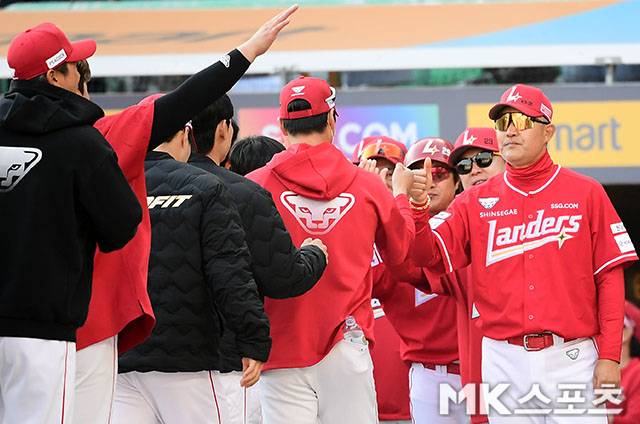 이숭용 감독과 SSG 선수단. 사진=김영구 기자