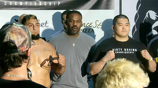 스티브 거롤러와 이승준이 2026년 4월 DBX 6 공개 계체 촬영에 응하고 있다. 가운데는 UFC의 제23대 헤비급 및 제12·14대 라이트헤비급 챔피언 존 존스. 사진=Dirty Boxing Championship