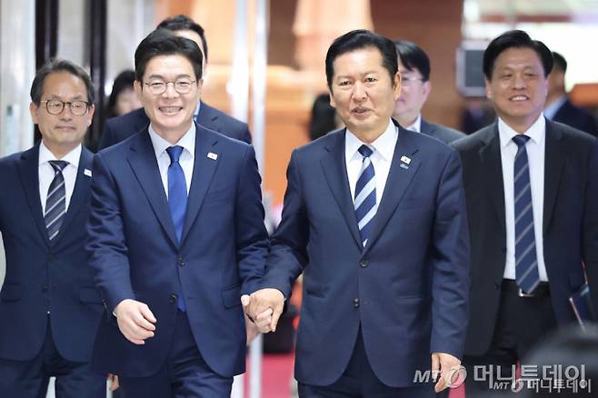 정청래 더불어민주당 대표가 10일 서울 여의도 국회에서 6.3 지방선거 서울시장 후보로 선출된 정원오 전 성동구청장과 면담하기 위해 당대표실로 향하고 있다. /사진=뉴스1