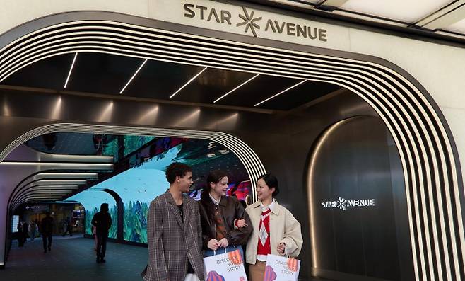 롯데면세점이 2025년 흑자전환하며 수익성을 개선한 데 이어 올해 인천국제공항 면세점 재입성으로 외형 확장에 나선다. 인천공항 DF1 구역 운영으로 신규 매출 연 6000억원이 예상돼 업계 1위를 탈환하게 될 전망이다. 사진은 최근 새단장을 마친 서울 중구 롯데면세점 명동 본점 스타애비뉴 입구 전경. /사진=롯데면세점