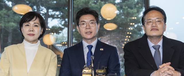 6ㆍ3 지방선거 더불어민주당 서울시장 후보로 확정된 정원오(가운데) 후보가 10일 오후 국회 내 강변서재에서 경선에서 경쟁했던 전현희(왼쪽), 박주민 의원과 만나 민주당의 서울시장 선거 승리를 위한 하나된 ‘원팀’을 강조하는 발언을 하고 있다. 연합뉴스