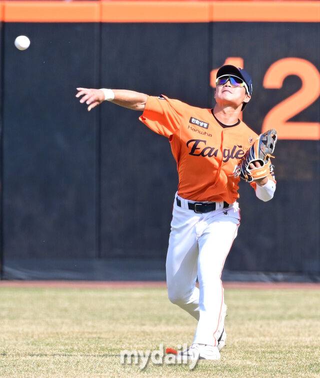 2026년 3월 28일 오후 대전 한화생명볼파크에서 열린 ‘2026 신한 SOL KBO리그' 개막전 키움 히어로즈와 한화 이글스의 경기. 한화 중견수 오재원이 수비하고 있다./마이데일리