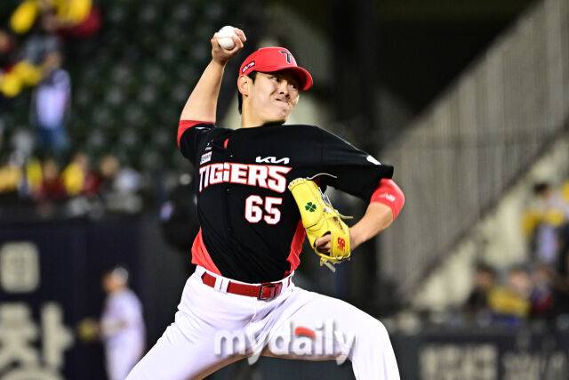 31일 서울 잠실야구장에서 열린 '2026 신한 SOL BANK KBO리그' LG 트윈스와 KIA 타이거즈 경기. KIA 성영탁이 9회말 마운드에 올라 힘차게 투구하고 있다./마이데일리